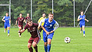 Der SV Ketschendorf (blaue Trikots) entschied das Duell in Einberg mit 3:1 für sich.