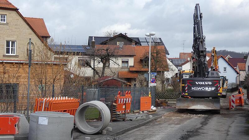 Im Bereich der St.-Nikolausgasse und der Pfarrgasse in Sand sieht es noch wild aus. Der Straßenraum soll nach Abschluss der Kanalarbeiten neu gestaltet werden. Die Anwohner dürfen dabei Vorschläge machen. Im Bereich der St.-Nikolausgasse und der Pfarrgasse in Sand sieht es noch wild aus. Der Straßenraum soll nach Abschluss der Kanalarbeiten neu gestaltet werden. Die Anwohner dürfen dabei Vorschläge machen.