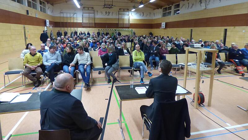 In Waischenfeld erl&auml;utert Bayreuths Landrat Florian Wiedemann (rechts) den B&uuml;rgern die Situation.Forchheim & Fr&auml;nkische Schweiz