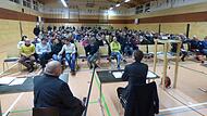 In Waischenfeld erl&auml;utert Bayreuths Landrat Florian Wiedemann (rechts) den B&uuml;rgern die Situation.Forchheim & Fr&auml;nkische Schweiz