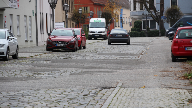 Seit Jahren ist die Steinwegstra&szlig;e in H&ouml;chstadt ein holpriger, unebener Flickenteppich. Ihre Erneuerung in dem s&uuml;dlichen Abschnitt l&auml;sst weiter auf sich warten.