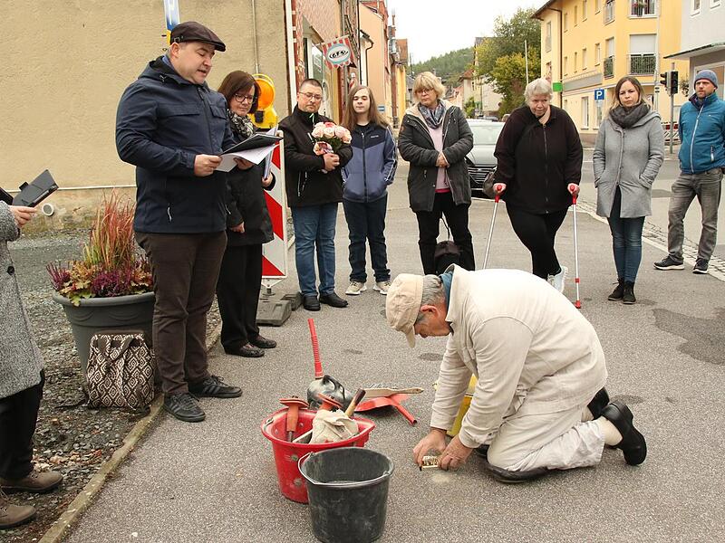 Frank Matthias Mann (knieend) verlegte den Stolperstein in der Ernststraße 15 vor dem ehemaligen Wohnhaus für Marie Pertsch im Beisein vieler Persönlichkeiten. Susanne Greiner-Schunk (1 von links stehend) und Oberbürgermeister Dominik W. Heike Mic... Frank Matthias Mann (knieend) verlegte den Stolperstein in der Ernststraße 15 vor dem ehemaligen Wohnhaus für Marie Pertsch im Beisein vieler Persönlichkeiten. Susanne Greiner-Schunk (1 von links stehend) und Oberbürgermeister Dominik W. Heike Mic...