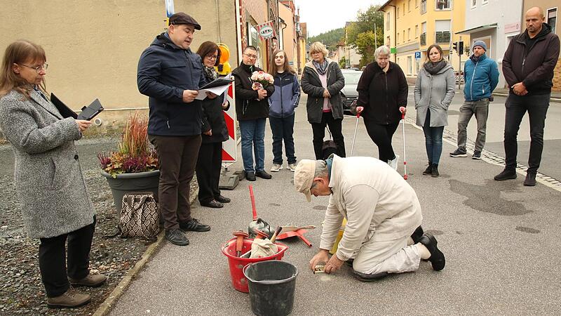 Frank Matthias Mann (knieend) verlegte den Stolperstein in der Ernststraße 15 vor dem ehemaligen Wohnhaus für Marie Pertsch im Beisein vieler Persönlichkeiten. Susanne Greiner-Schunk (1 von links stehend) und Oberbürgermeister Dominik W. Heike Mic... Frank Matthias Mann (knieend) verlegte den Stolperstein in der Ernststraße 15 vor dem ehemaligen Wohnhaus für Marie Pertsch im Beisein vieler Persönlichkeiten. Susanne Greiner-Schunk (1 von links stehend) und Oberbürgermeister Dominik W. Heike Mic...