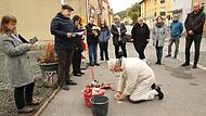 Frank Matthias Mann (knieend) verlegte den Stolperstein in der Ernststraße 15 vor dem ehemaligen Wohnhaus für Marie Pertsch im Beisein vieler Persönlichkeiten. Susanne Greiner-Schunk (1 von links stehend) und Oberbürgermeister Dominik W. Heike Mic... Frank Matthias Mann (knieend) verlegte den Stolperstein in der Ernststraße 15 vor dem ehemaligen Wohnhaus für Marie Pertsch im Beisein vieler Persönlichkeiten. Susanne Greiner-Schunk (1 von links stehend) und Oberbürgermeister Dominik W. Heike Mic...