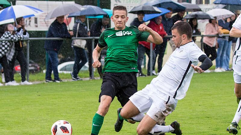 Im Hinspiel machte es der TSV Neukenroth in der Schlussphase deutlich: Mit drei Treffern in den letzten 20 Minuten &ndash; einer davon von Jonas Nickol (gr&uuml;nes Trikot) &ndash; gewann Neukenroth gegen den FC Burgkunstadt um Pascal Backert mit 5:2.