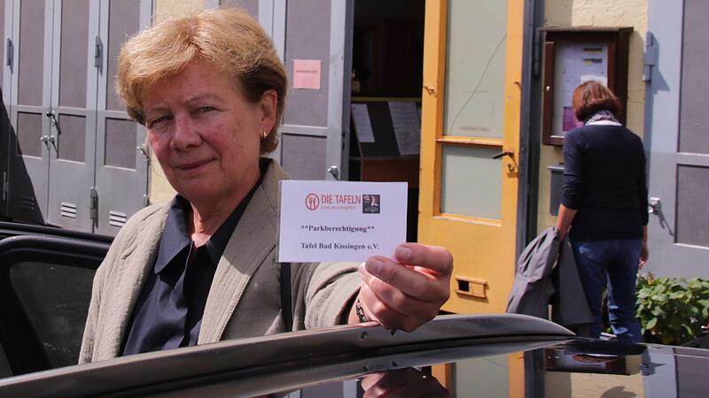 Angela Kahle von der Kissinger Tafel mit einer Parkberechtigung. Damit können Helfer ihre Autos vor der Tafel abstellen. Doch der der Platz für die vielen Helfer reicht oft nicht aus – ein Problem für den Verein. Angela Kahle von der Kissinger Tafel mit einer Parkberechtigung. Damit können Helfer ihre Autos vor der Tafel abstellen. Doch der der Platz für die vielen Helfer reicht oft nicht aus – ein Problem für den Verein.
