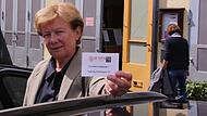 Angela Kahle von der Kissinger Tafel mit einer Parkberechtigung. Damit k&ouml;nnen Helfer ihre Autos vor der Tafel abstellen. Doch der der Platz f&uuml;r die vielen Helfer reicht oft nicht aus &ndash; ein Problem f&uuml;r den Verein.