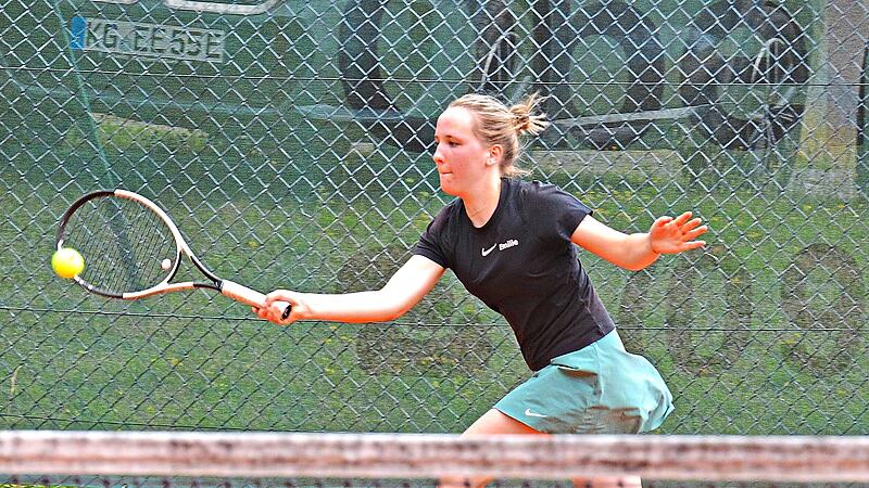 Emilie Stolper konnte ihr Einzel für den TSV Oberthulba gewinnen und trotz der Spieltags-Niederlage den Landesliga-Klassenerhalt feiern. ssp Emilie Stolper konnte ihr Einzel für den TSV Oberthulba gewinnen und trotz der Spieltags-Niederlage den Landesliga-Klassenerhalt feiern. ssp