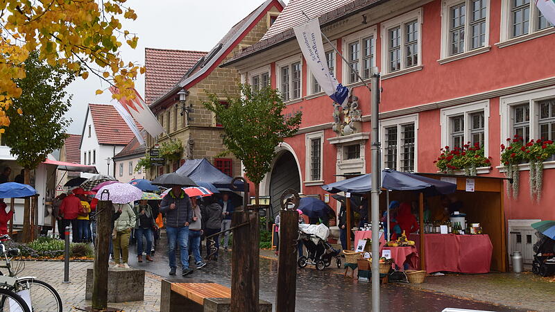 Trotz k&uuml;hler Temperaturen und Regen kamen viele Besuche zum Erntedankmarkt nach R&ouml;delsee.