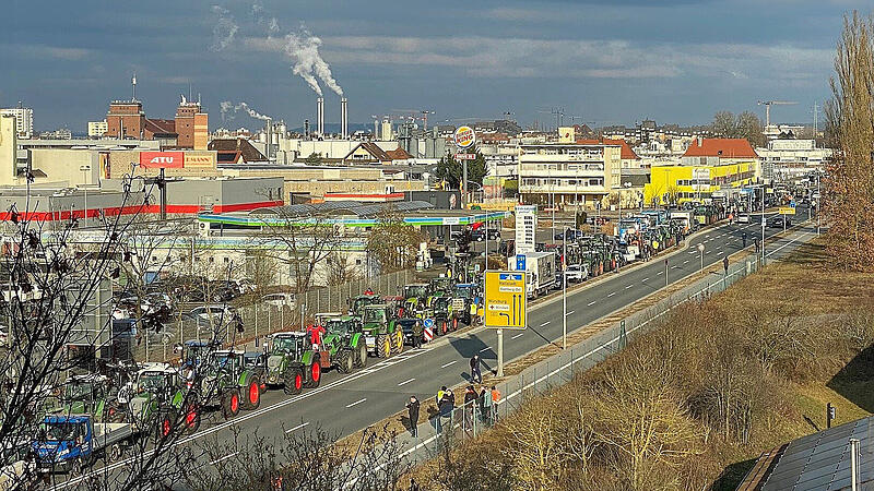 Stau auf dem Berliner Ring in Bamberg wegen protestierender Bauern