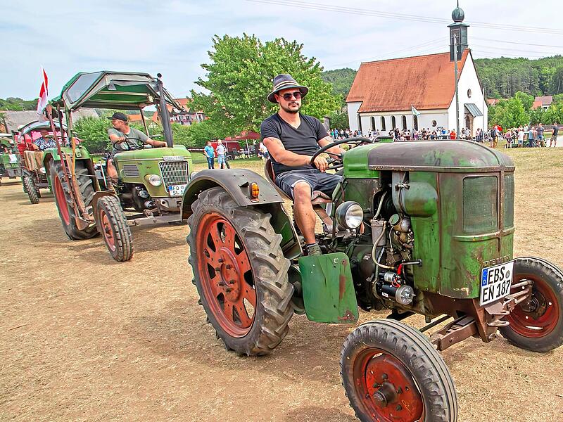 Die Oldtimer-Traktor-Parade f&uuml;hrt rund um Morschreuth.