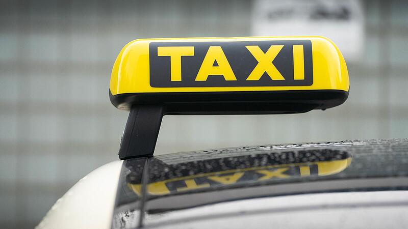 Mit einem Vorwand sollen die beiden T&auml;ter den Taxifahrer abgelenkt haben.