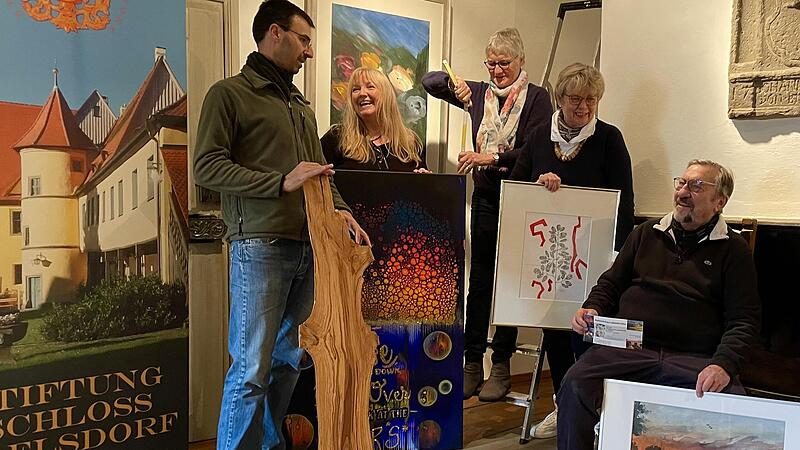 Alexander Linz, Sonja Ruppenstein, Biggi Liebich, Milada Weber und Paul G&uuml;tle bereiten ihre Ausstellung in Adelsdorf vor.