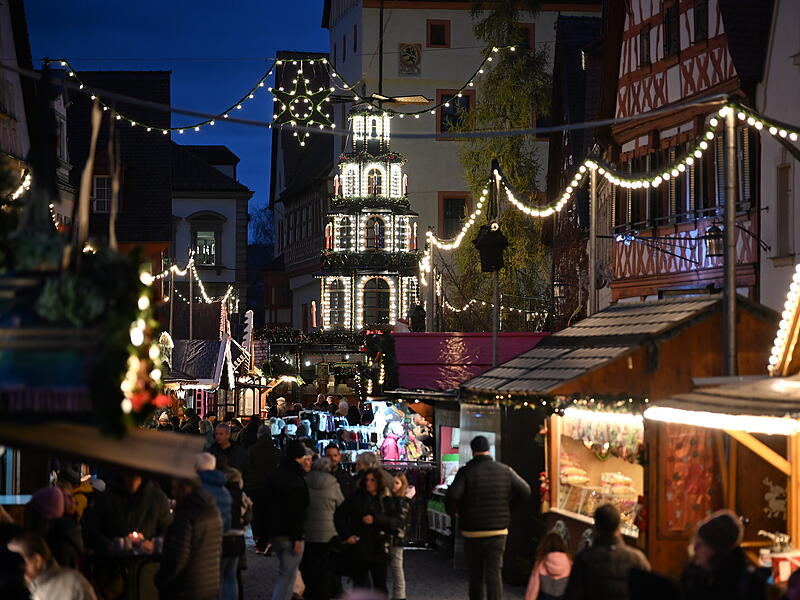 Der Forchheimer Weihnachtsmarkt ist vom 29. November bis 24. Dezember 2024 geöffnet.Eröffnung Weihnachtsmarkt Forchheim 2024 Der Forchheimer Weihnachtsmarkt ist vom 29. November bis 24. Dezember 2024 geöffnet.