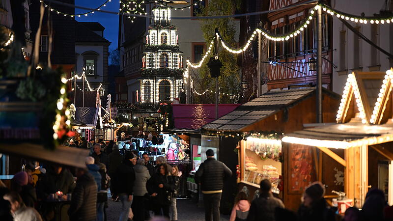 Der Forchheimer Weihnachtsmarkt ist vom 29. November bis 24. Dezember 2024 geöffnet.Eröffnung Weihnachtsmarkt Forchheim 2024 Der Forchheimer Weihnachtsmarkt ist vom 29. November bis 24. Dezember 2024 geöffnet.