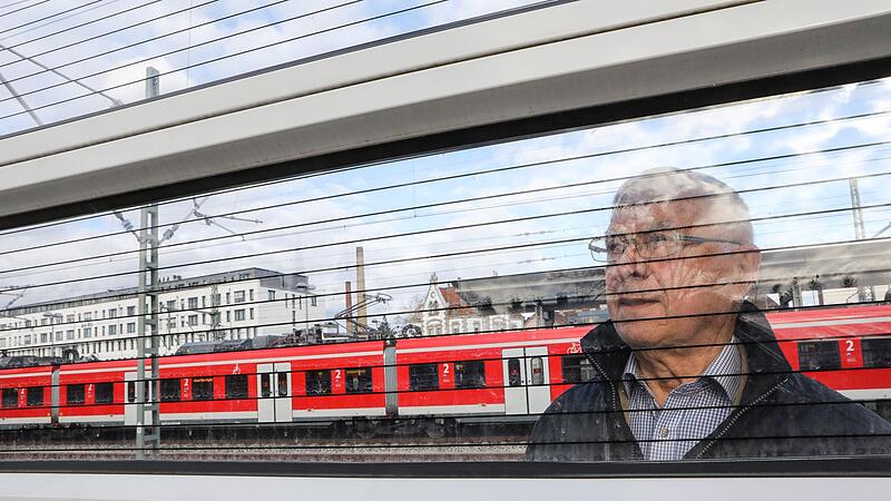 Die L&auml;rmschutzw&auml;nde am       Forchheimer Bahnhof sind so, wie sich    Otwin Schneider das  auch f&uuml;r die   Jean Paul Stra&szlig;e  vorstellt.Forchheim & Fr&auml;nkische Schweiz