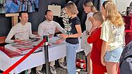 Christopher Haase und Simon Reicher erfüllten in Schederndorf zahlreiche Autogrammwünsche. Christopher Haase und Simon Reicher erfüllten in Schederndorf zahlreiche Autogrammwünsche.