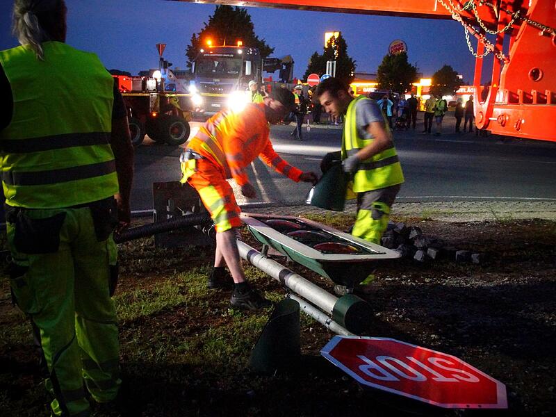 Die Lichtklappen der Ampeln sind  zu hoch für das Überschwenken und müssen abgebaut werden.