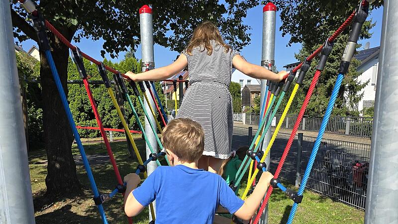 Sofort nach der Eröffnung des Spielplatzes in Großenseebach nahmen die Kinder die neuen Spielgeräte wie etwa die Balancierbrücke in Beschlag.