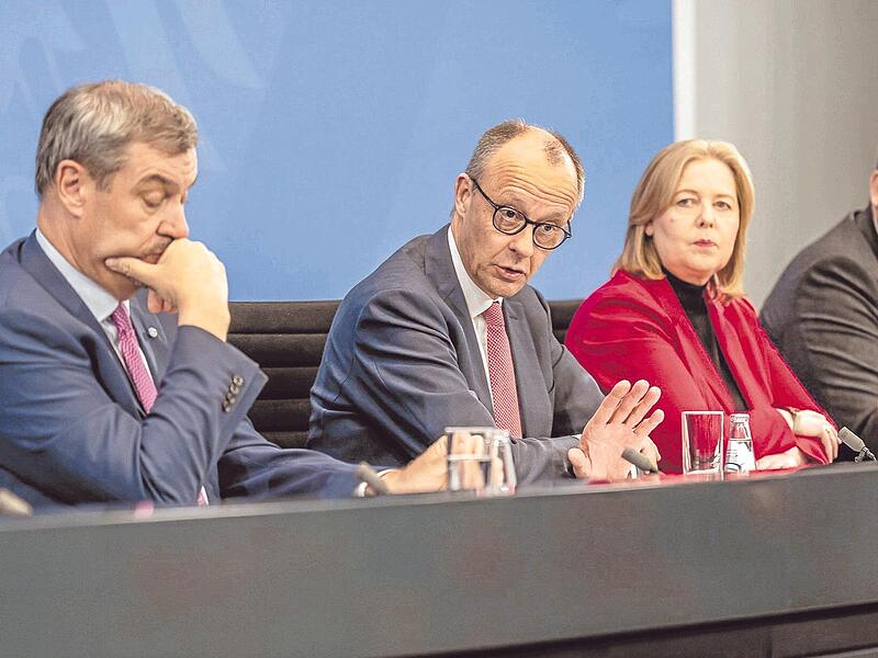 Schwarz-Rot beschlie&szlig;t den Tankrabatt: Die Koalitionspartner (von links) Markus S&ouml;der (CSU), Friedrich Merz (CDU), B&auml;rbel Bas (SPD) und Lars Klingbeil (SPD) am Montagvormittag bei der Pressekonferenz.