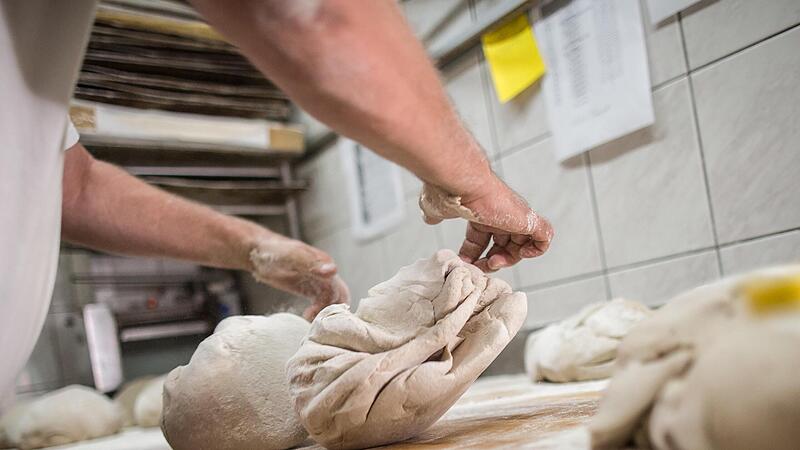 Bäcker wie die Kette Goldjunge benötigen Tonnen an Mehl und Butter und zig Megawattstunden Strom pro Jahr für ihre Öfen. Für die Bäckerei aus Franken sind nun sowohl Rohstoffe als auch Energie zu teuer geworden. Bäcker wie die Kette Goldjunge benötigen Tonnen an Mehl und Butter und zig Megawattstunden Strom pro Jahr für ihre Öfen. Für die Bäckerei aus Franken sind nun sowohl Rohstoffe als auch Energie zu teuer geworden.