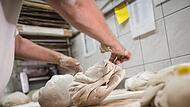 Bäcker wie die Kette Goldjunge benötigen Tonnen an Mehl und Butter und zig Megawattstunden Strom pro Jahr für ihre Öfen. Für die Bäckerei aus Franken sind nun sowohl Rohstoffe als auch Energie zu teuer geworden. Bäcker wie die Kette Goldjunge benötigen Tonnen an Mehl und Butter und zig Megawattstunden Strom pro Jahr für ihre Öfen. Für die Bäckerei aus Franken sind nun sowohl Rohstoffe als auch Energie zu teuer geworden.