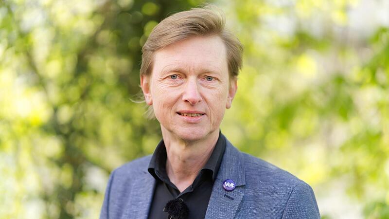 Stadtrat Hans-G&uuml;nter Br&uuml;nker von der Partei Volt bewirbt sich um einen Sitz im Deutschen Bundestag.