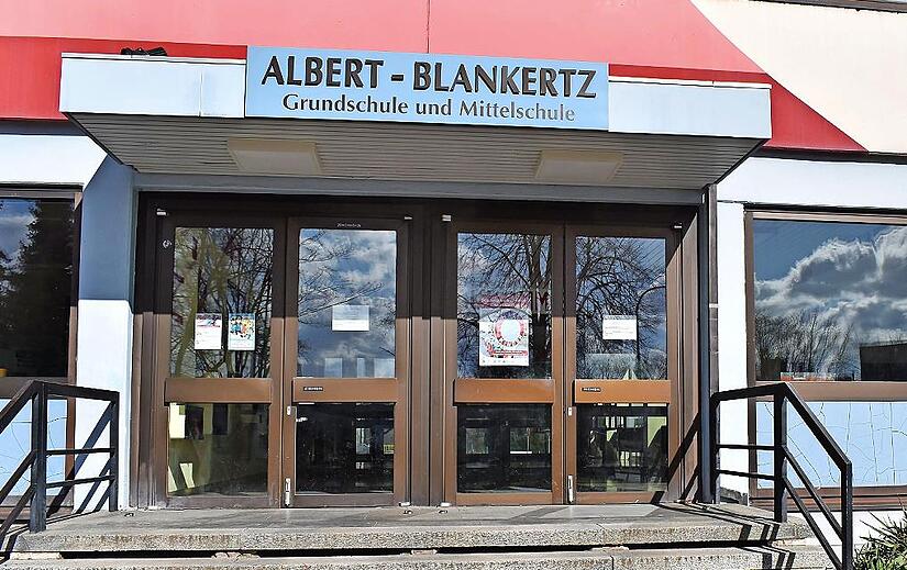 Die Haupteingangst&uuml;r der Schule wird mit einem Schlie&szlig;system samt Panikschloss ausgestattet. Zudem ist geplant, die Gegensprechanlage mit Kamerasystem und T&uuml;r&ouml;ffner zu erneuern.