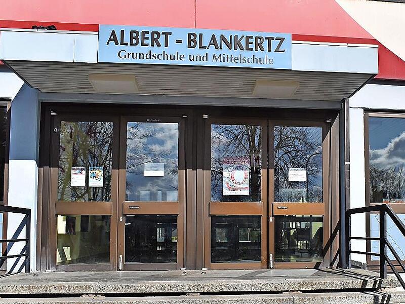 Die Haupteingangst&uuml;r der Schule wird mit einem Schlie&szlig;system samt Panikschloss ausgestattet. Zudem ist geplant, die Gegensprechanlage mit Kamerasystem und T&uuml;r&ouml;ffner zu erneuern.