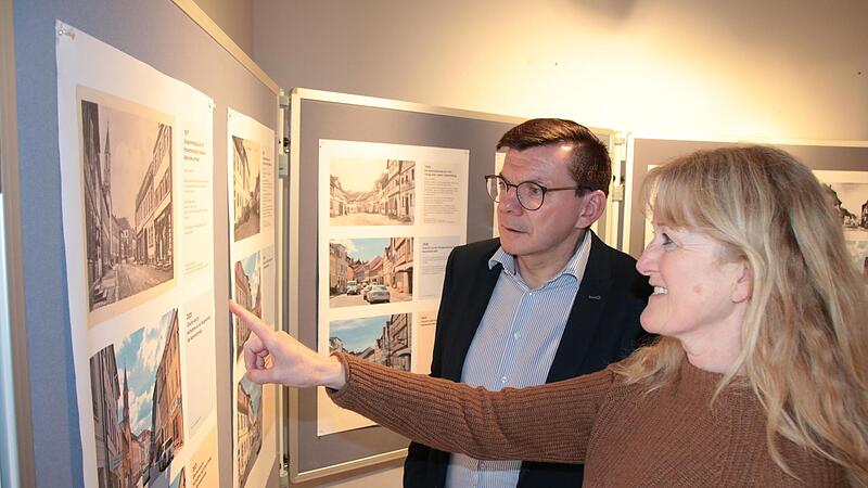 Museumsleiterin Elfriede B&ouml;ck erinnert sich mit B&uuml;rgermeister Armin Warmuth an alte Zeiten.