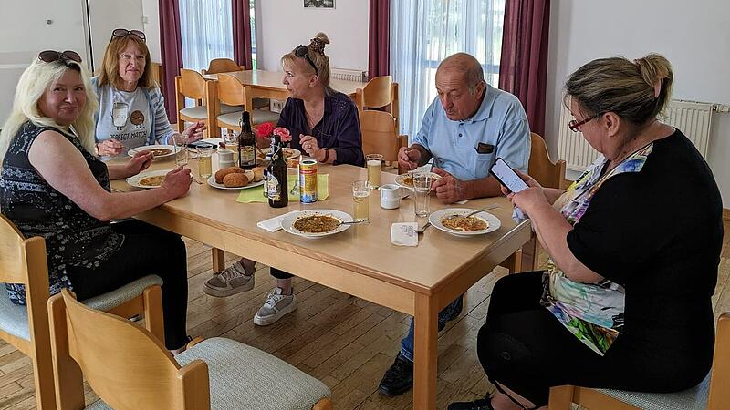 Ukrainerinnen und Ukrainer beim gemeinsamen Kochen und Essen in Bad Br&uuml;ckenau