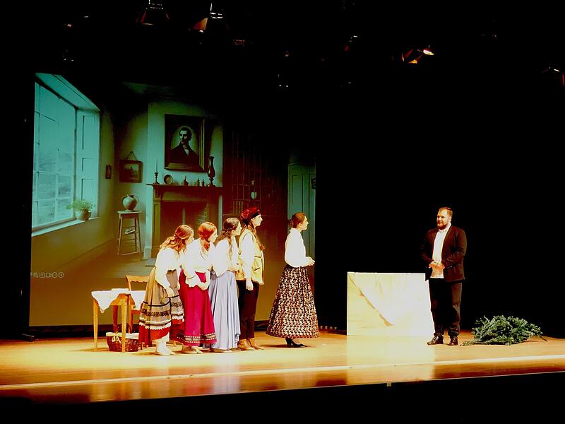 Die Schwestern und Marmee machen Bekanntschaft mit Laurie. Die Schwestern und Marmee machen Bekanntschaft mit Laurie.