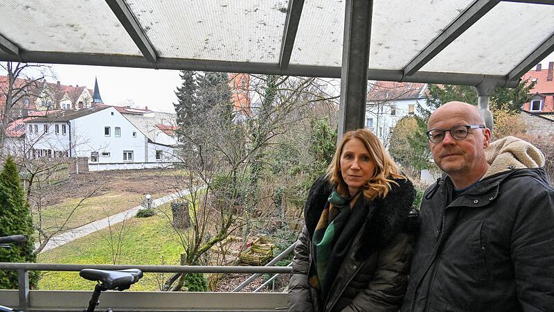 Anette Fuhrmann und Olaf Willett bedauern den Kahlschlag auf dem Nachbargrundst&uuml;ck, dem eine der &bdquo;wenigen gr&uuml;nen Oasen unseres Wunderburg-Viertels&ldquo; zum Opfer fiel, wie sie sagen.