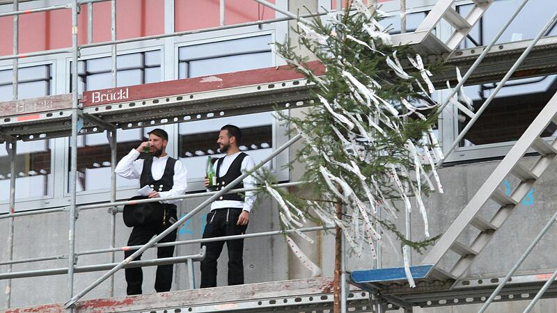 Trotz stürmischem Wetter sprachen die Zimmerer den Richtspruch vom Gerüst am Wiesentheider Schulgebäude aus. Trotz stürmischem Wetter sprachen die Zimmerer den Richtspruch vom Gerüst am Wiesentheider Schulgebäude aus.