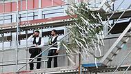 Trotz st&uuml;rmischem Wetter sprachen die Zimmerer den Richtspruch vom Ger&uuml;st am Wiesentheider Schulgeb&auml;ude aus.