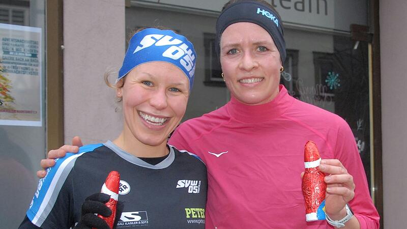 Triathletin Laura Zimmermann (rechts) vom SV W&uuml;rzburg 05 war die schnellste Frau beim Ochsenfurter Nikolauslauf. Wenige Sekunden nach ihr kam Vereinskollegin Eleisa Haag als Zweite ins Ziel.