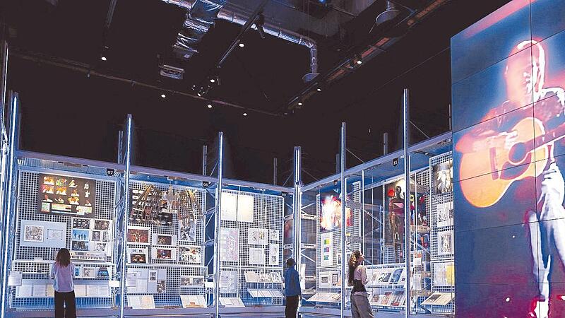 Alles Bowie hier: Das David Bowie Centre im Londoner V&A East Storehouse widmet sich den Facetten des 2016 gestorbenen Giganten der Popkultur. Alles Bowie hier: Das David Bowie Centre im Londoner V&A East Storehouse widmet sich den Facetten des 2016 gestorbenen Giganten der Popkultur.