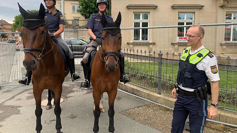 Auch eine Reiterstaffel aus Nürnberg war beim Festival unterwegs. Rechts der Coburger Polizei-Chef Ralf Neumüller. Auch eine Reiterstaffel aus Nürnberg war beim Festival unterwegs. Rechts der Coburger Polizei-Chef Ralf Neumüller.