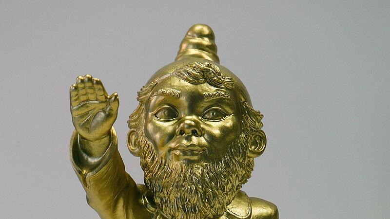 Hitlergru&szlig;: K&uuml;nstler hatte mit Nazi-Zwergen Aufsehen erregt