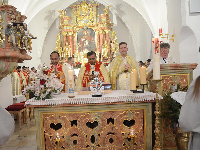 Sie waren Hauptzelebranten bei der syro-malabarischen Liturgie zum 30-j&auml;hrigen Priesterjubil&auml;um von Cyriak Chittukalam (Zweiter von links) mit, von links, Pfarrer Jakob Kurassery, Dekan Detlef P&ouml;tzl und Diakon Alfred Trebes.