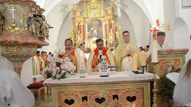 Liturgiefeier 30-jährige Priesterjubiläum von Pfarrer Cyriak Chittukalam Windheim Sie waren Hauptzelebranten bei der syro-malabarischen Liturgie zum 30-jährigen Priesterjubiläum von Cyriak Chittukalam (Zweiter von links) mit, von links, Pfarrer Jakob Kurassery, Dekan Detlef Pötzl und Diakon Alfred Trebes.