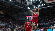 BMA365 Bamberg Baskets - FC Bayern München Basketball Austin Crowley lässt es im Fastbreak im zweiten Viertel krachen, Demarcus Demonia genießt.