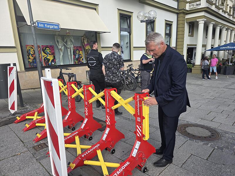Neue Absperrungen der Staatsbad Bad Kissingen Zum ersten Mal wurden die neuen Absperrgitter beim Staatsempfang des Kissinger Sommers eingesetzt. Thomas Lutz aus dem KiSo-Team begutachtet die Stahlgitter.