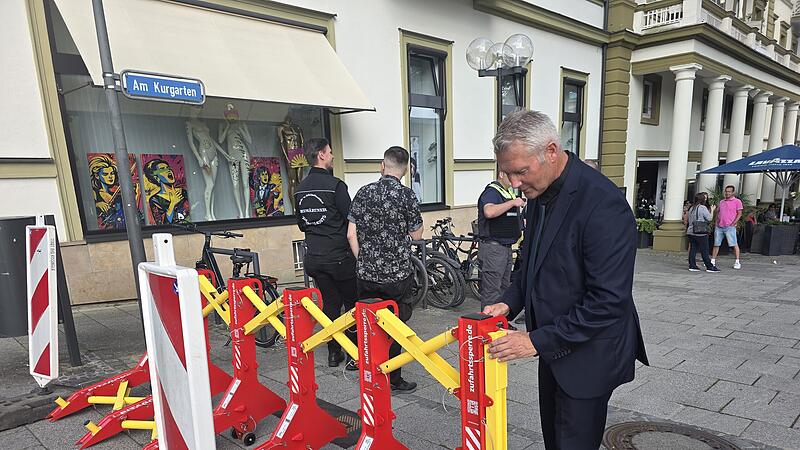 Neue Absperrungen der Staatsbad Bad Kissingen Zum ersten Mal wurden die neuen Absperrgitter beim Staatsempfang des Kissinger Sommers eingesetzt. Thomas Lutz aus dem KiSo-Team begutachtet die Stahlgitter.