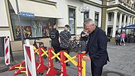 Zum ersten Mal wurden die neuen Absperrgitter beim Staatsempfang des Kissinger Sommers eingesetzt. Thomas Lutz aus dem KiSo-Team begutachtet die Stahlgitter.