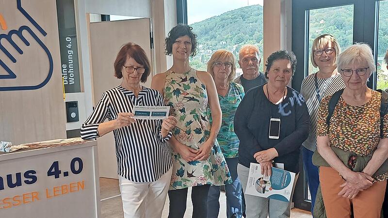 Organisiert durch das Mehrgenerationenhaus (MGH) Bad Kissingen haben zwölf Besucherinnen und Besucher die Musterwohnung Dein Haus 4.0 auf dem Dach des ehemaligen Telekomgebäudes in der Münchner Straße 5 besucht.