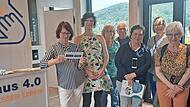 Organisiert durch das Mehrgenerationenhaus (MGH) Bad Kissingen haben zwölf Besucherinnen und Besucher die Musterwohnung Dein Haus 4.0 auf dem Dach des ehemaligen Telekomgebäudes in der Münchner Straße 5 besucht.