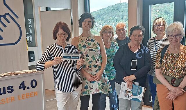 Organisiert durch das Mehrgenerationenhaus (MGH) Bad Kissingen haben zwölf Besucherinnen und Besucher die Musterwohnung Dein Haus 4.0 auf dem Dach des ehemaligen Telekomgebäudes in der Münchner Straße 5 besucht.