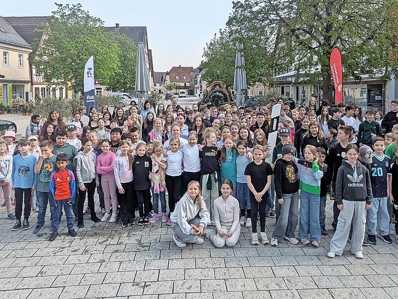 Christiane Meyer, Simon Dorsch und Carmen G&ouml;tz mit den Sch&uuml;lern auf dem Marktplatz Ebermannstadt.