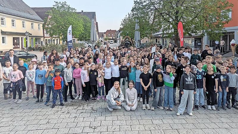 Christiane Meyer, Simon Dorsch und Carmen G&ouml;tz mit den Sch&uuml;lern auf dem Marktplatz Ebermannstadt.